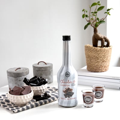 Choklad och lakrits smaksatt krämlikör 15% 05L